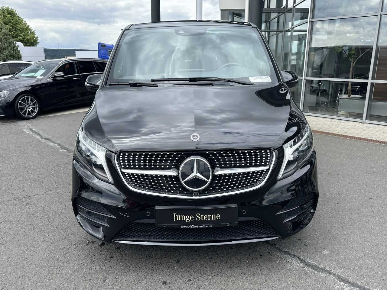 Mercedes-Benz V 300 d 4MATIC EXCLUSIVE AMG Panorama DISTRONIC - Personentransporter: das Bild 2 Mercedes-Benz V 300 d 4MATIC EXCLUSIVE AMG Panorama DISTRONIC - Personentransporter: das Bild 2