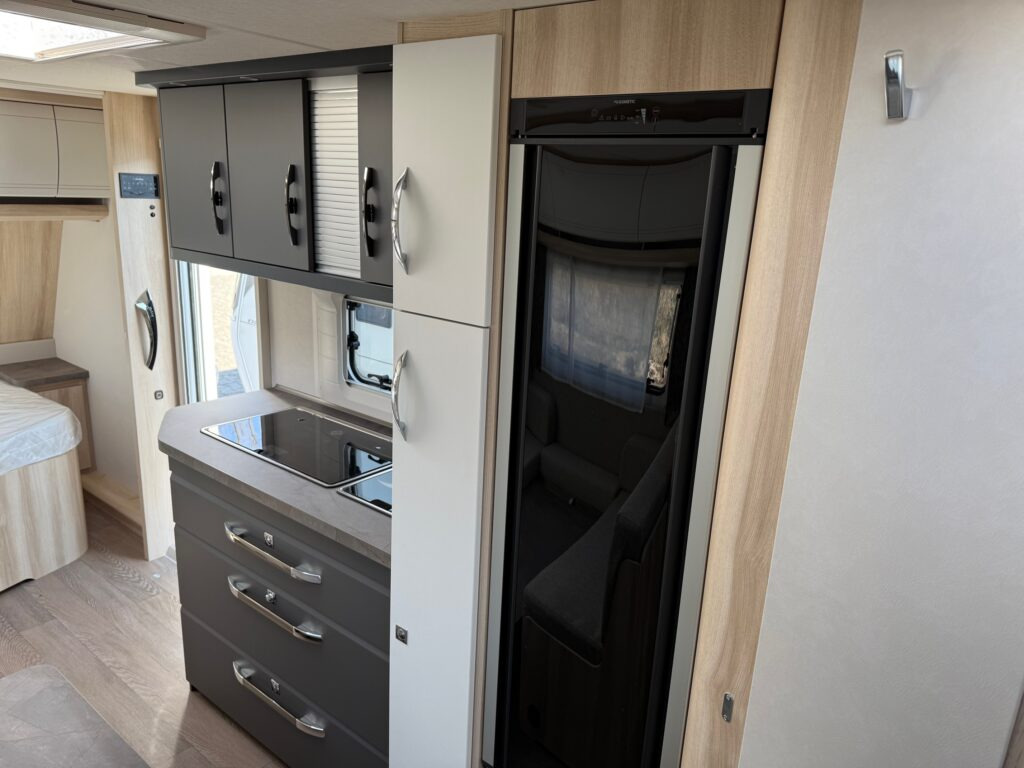 Wohnwagen Hobby DE LUXE 545 KMF 2025: das Bild 9 Wohnwagen Hobby DE LUXE 545 KMF 2025: das Bild 9