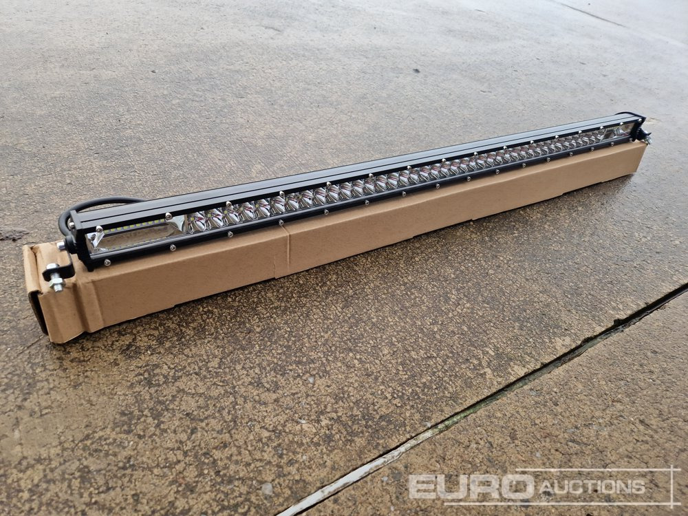 Unused 32" 300W Combo Beam LED Light Bar, Mounting Brackets, IP68 Waterproof - Werkstattgerät: das Bild 4 Unused 32" 300W Combo Beam LED Light Bar, Mounting Brackets, IP68 Waterproof - Werkstattgerät: das Bild 4