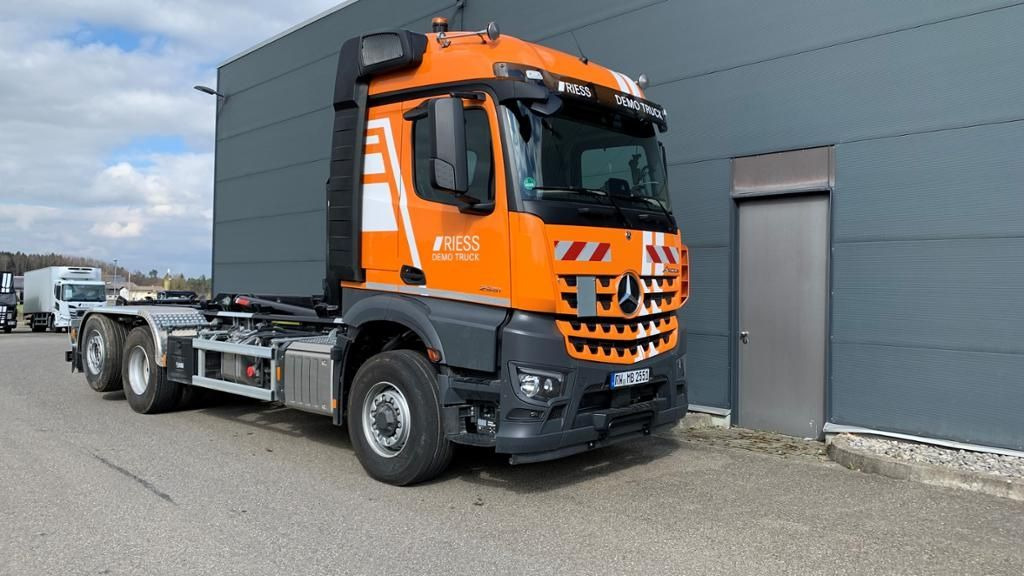 Mercedes-Benz Arocs 2551 L Abrollkipper mit HAD, gelenkter lif - LKW: das Bild 1 Mercedes-Benz Arocs 2551 L Abrollkipper mit HAD, gelenkter lif - LKW: das Bild 1