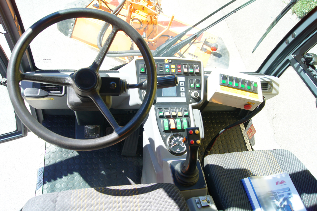 Schneeräumfahrzeug MULTICAR TREMO X56 Carrier CS/4x4/Euro 5/Besen/Wasserfass: das Bild 9 Schneeräumfahrzeug MULTICAR TREMO X56 Carrier CS/4x4/Euro 5/Besen/Wasserfass: das Bild 9