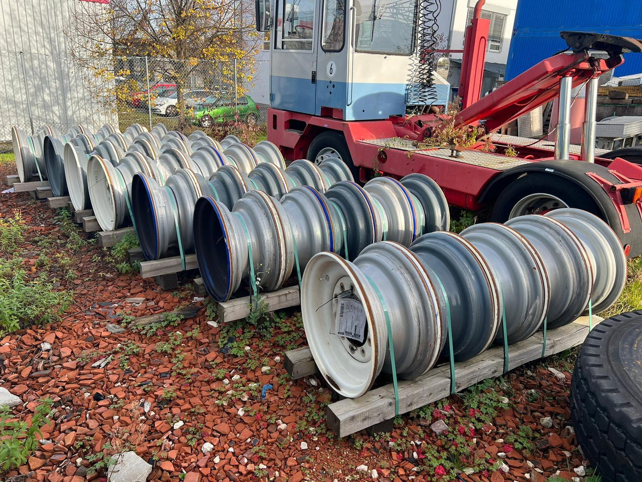 Liebherr Zubehör = Stahlfelgen für LTM Mobilkräne ab Baujahr 2016 - Typ 25-11.00/1,7 - Mobilkran: das Bild 2 Liebherr Zubehör = Stahlfelgen für LTM Mobilkräne ab Baujahr 2016 - Typ 25-11.00/1,7 - Mobilkran: das Bild 2
