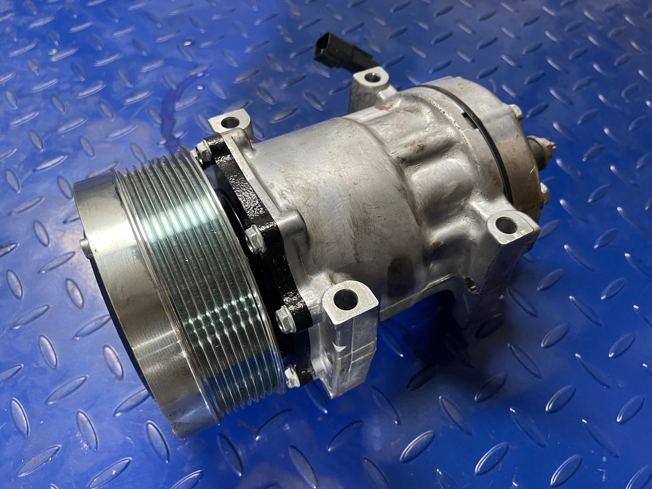 CATERPILLAR AC Clima compressor 320-1291 - Klimakompressor für Baumaschine: das Bild 1 CATERPILLAR AC Clima compressor 320-1291 - Klimakompressor für Baumaschine: das Bild 1